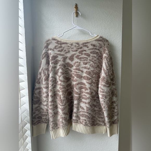 14TH & UNION FUZZY LEOPARD PRINT OVERSIZED SWEATER NWOT SIZE MEDIUM - Picture 2 of 3